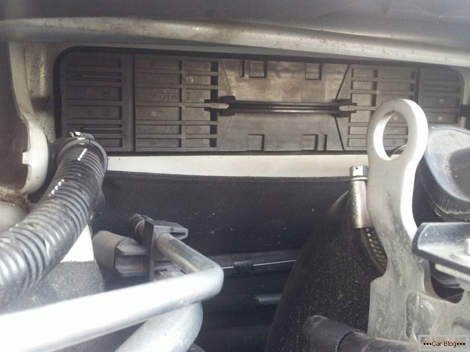 A kabin szûrõjének visszahelyezése a Peugeot 408-ra