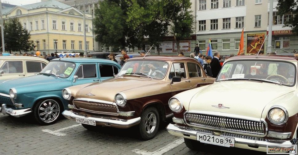 Jekatyerinburgban a retro autók kiállítása