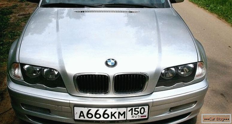 BMW 3-sorozat az E46 hátulján - az ördög száma a számon