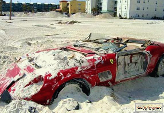 A Ferrari 250 Spyder homokkal borított