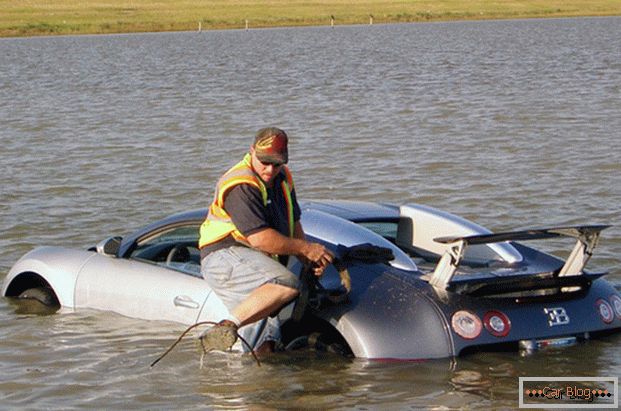 Bugatti Veyron SuperSport a tóban