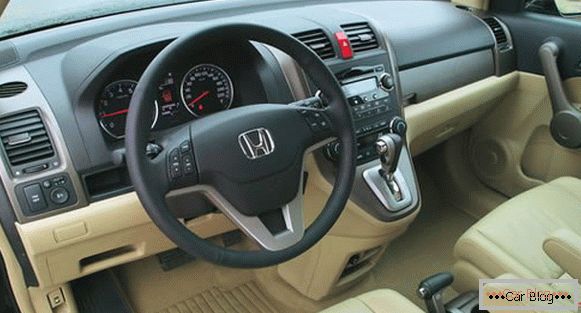 A Honda CR-V minden részletgazdag belső térrel büszkélkedhet