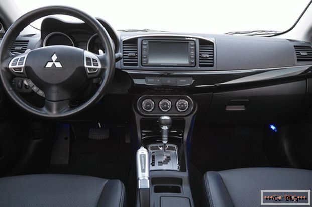 A Mitsubishi lancer autó stílusos belső térrel rendelkezik, ergonómikus ülésekkel.