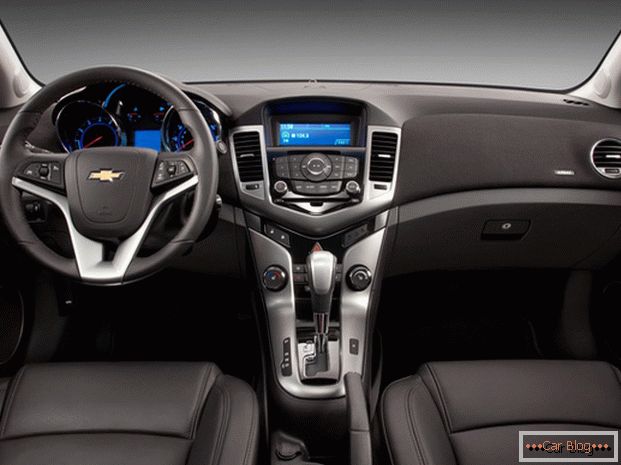 Chevrolet Cruze autó belső порадует владельца качеством отделочных материалом и спортивной стилистикой