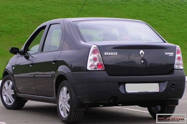 Renault Logan autó: hátulnézet