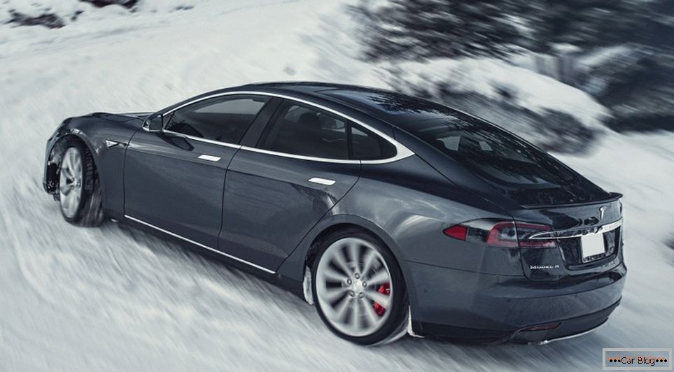 Kilencvenezer Tesla Model S válaszolt gyártó