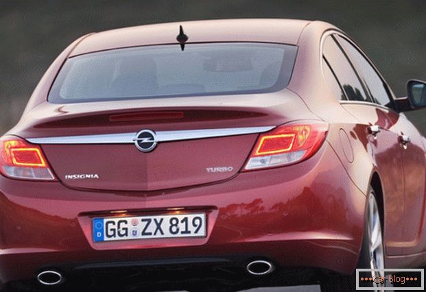 Opel Insignia autó: hátsó nézet
