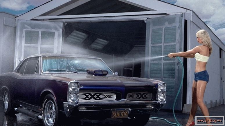 Hogyan kell lemosni egy autót egy tömlővel?