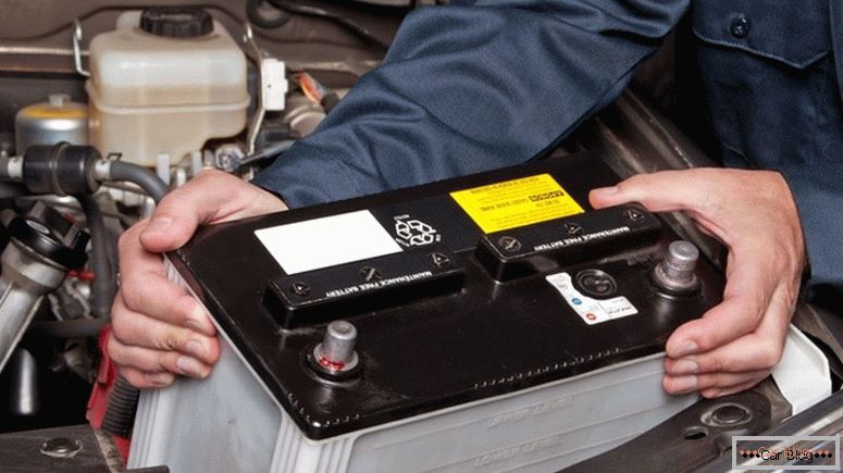 Hogyan távolítsuk el az akkumulátort az autóból