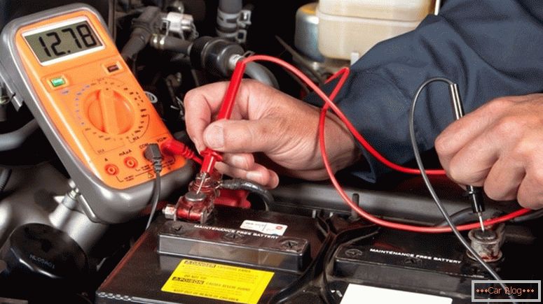 Hogyan ellenőrizheti az autó akkumulátorának teljesítményét egy multiméterrel?