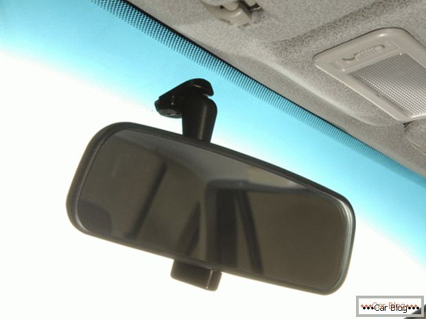 Visszapillantó tükör esetén sok járművezető nehézséget okoz a parkolás és a visszahúzás terén.