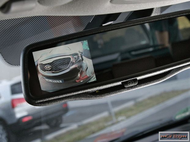 A visszapillantó kamera képét monitorral lehet a tükörre továbbítani