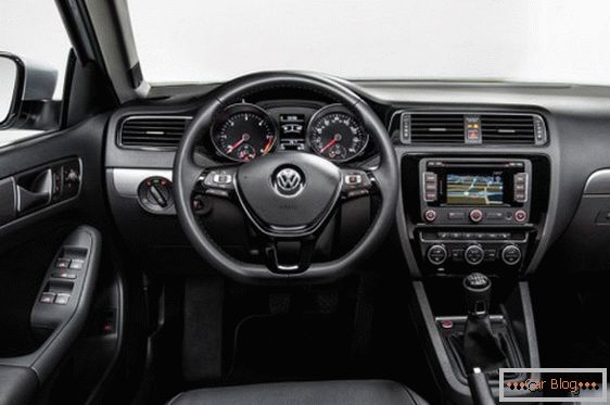 Volkswagen Jetta autószalon сочетает в себе простор и комфортабельность