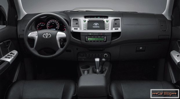 belső автомобиля Toyota Hajluks не может похвастаться качеством отделки, но комфорт в салоне на высшем уровне