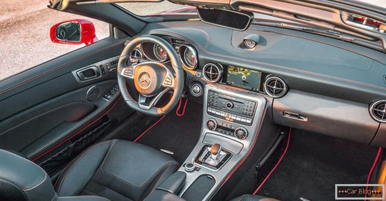Mercedes SLC tető nélküli belső tér