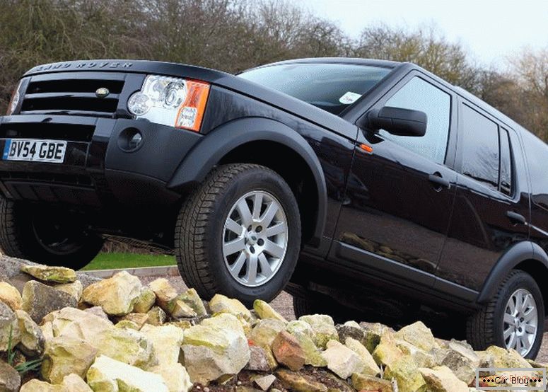 A Land Rover Discovery 3 autójának fotója kilométerteljesen