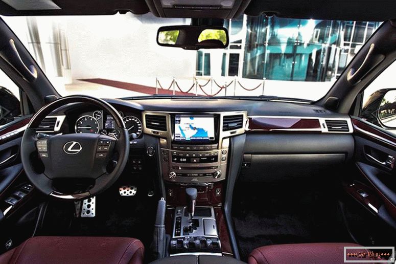 Lexus LX570 autó belső