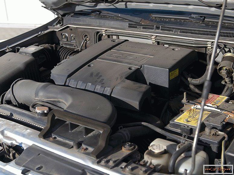 A motor lelkes Mitsubishi Pajero 3 szonda