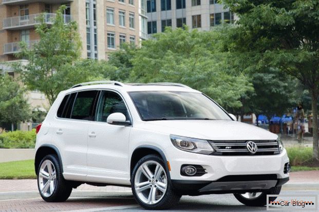 A Volkswagen Tiguan megjelenésével bizalmat kelt, hogy az utazás kényelmes és biztonságos lesz