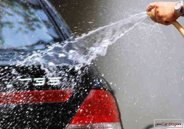 Autó mosása vízzel