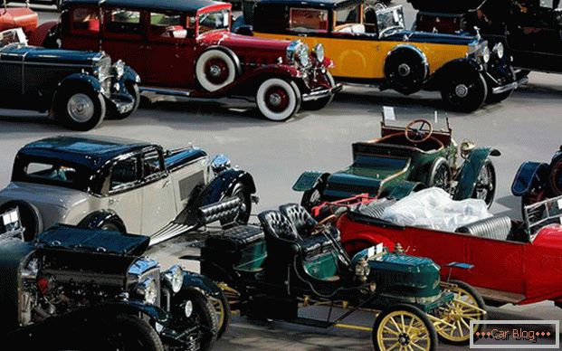 Egyes vintage autók csak kiállításokon láthatók.