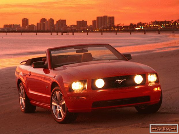Автомобиль Ford Mustang