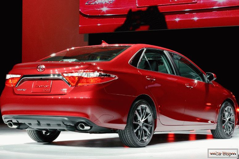 Divatbemutató 2015 Toyota Camry