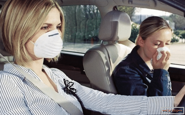 hogyan lehet eltávolítani a gáz illatát az autóból