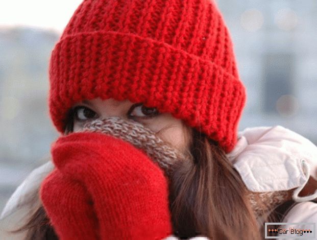 Ha télen beragadt egy megdöbbent autóban - meleg ruhát visel