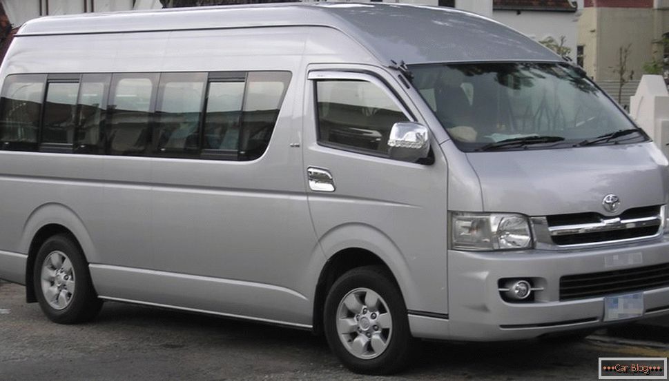 Minibusz Toyota Hiace