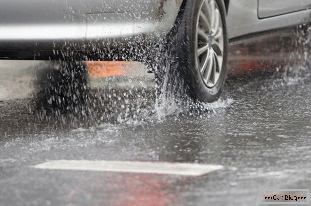 Az esőben való helytelen vezetés növeli az üzemanyag-fogyasztást