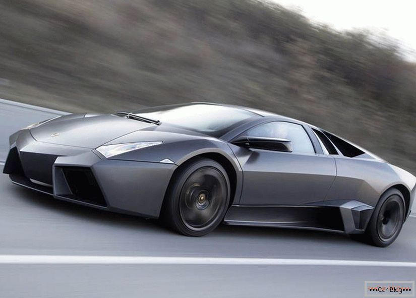 A Lamborghini Reventon gyorsan mozog