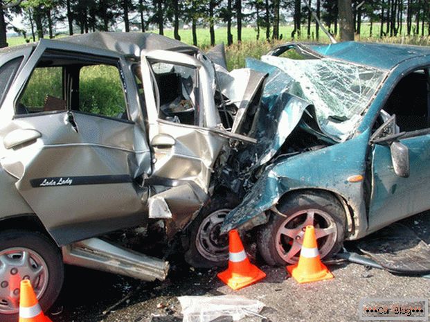 Az autóbalesetek sok halálesetet okoznak