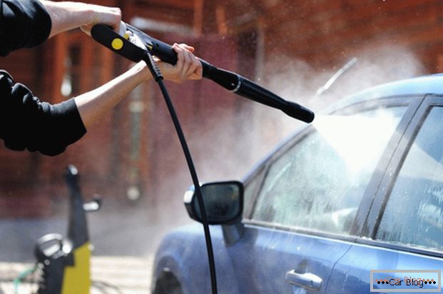 Az érintés nélküli autómosó lehetővé teszi, hogy autóját tiszta legyen rongy nélkül