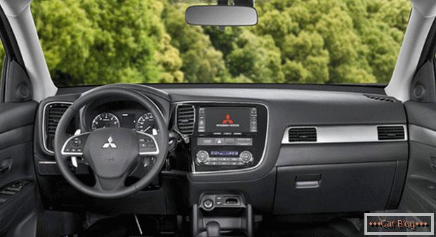 A Mitsubishi Outlander kocsi a tulajdonos magas szintű kárpitozással várja