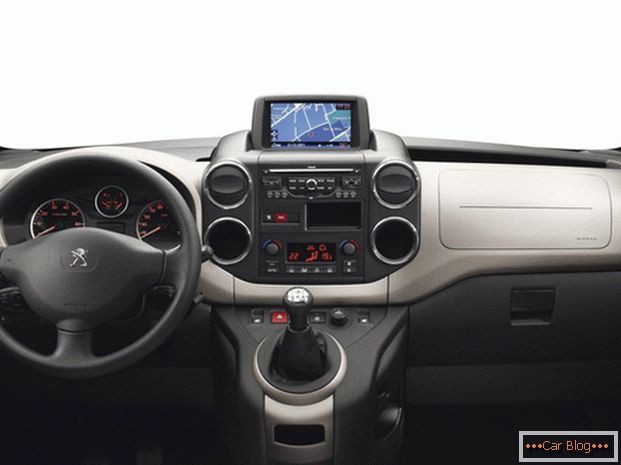 Az autó kabinjában a Peugeot Partner kitűnő minőségű befejezése