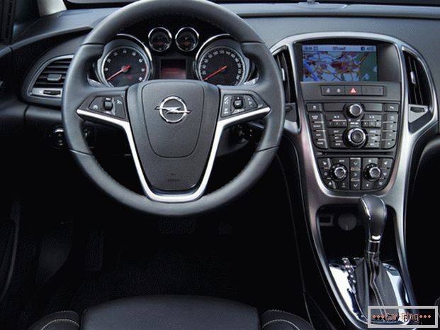 Az Opel Astra kabinban minden a legkisebb részletességgel gondoskodik