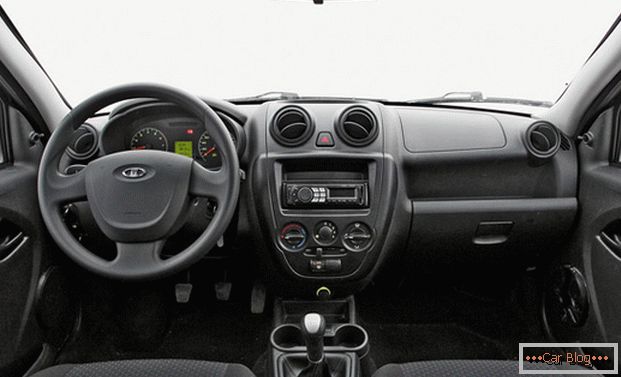 A Lada Granta autó belső burkolata a hazai autóipar kanonjai szerint készül