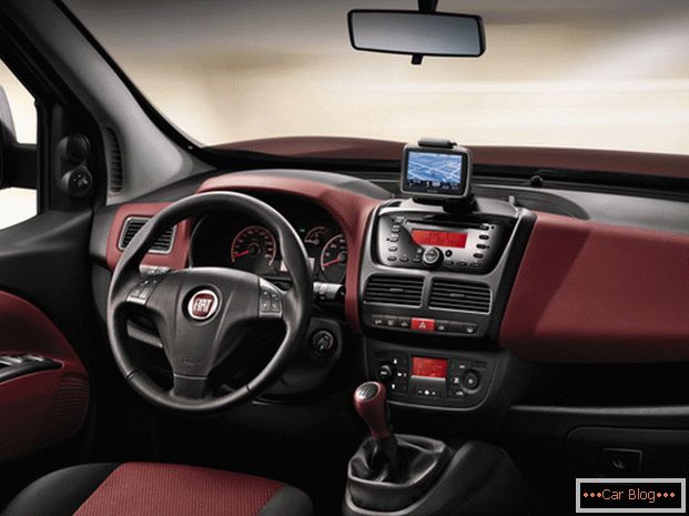 A Fiat Doblo szalon minden olyan felszereléssel rendelkezik, amely az egész család számára kényelmes utazást tesz lehetővé