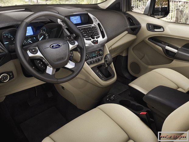 A Ford Connect kabinban minden a minőségi és jó minőségű német.