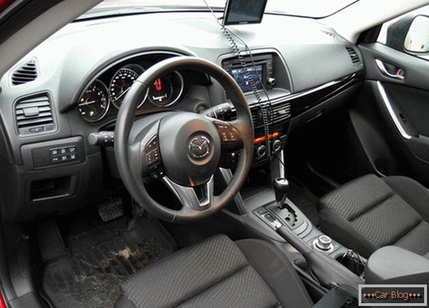 Mazda CX-5 autó, несмотря на эффектную внешность, имеет довольно невзрачный салон