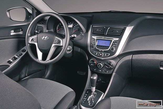 A Hyundai Solaris autójában megtalálja a modern belső tér elemeit.