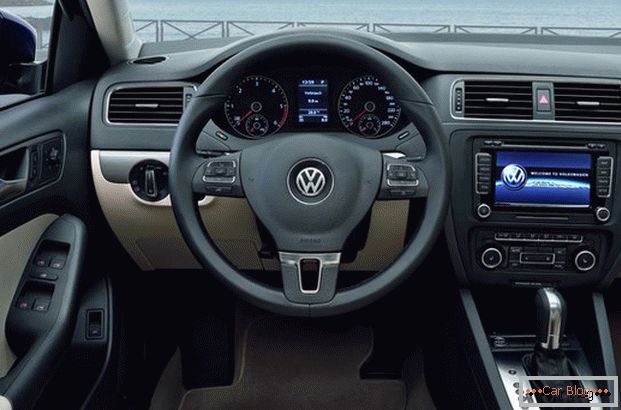 A Salon Volkswagen Jetta minőségi bevonatokkal és kényelmes vezérléssel várja Önt