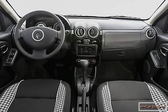 A Renault Sandero kabinos kialakításának hibáit a praktikum és a komfort kompenzálja.