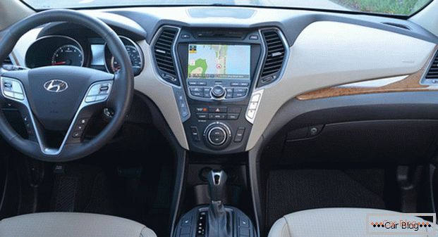 szalon автомобиля Hyundai Santa Fe отличается наличием системы масса в водительском кресле и вместительным багажником