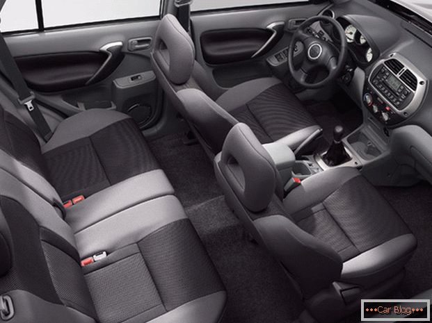 A Toyota Rav4 kocsiban kényelmes üléseket és kerek alkatrészeket várnak