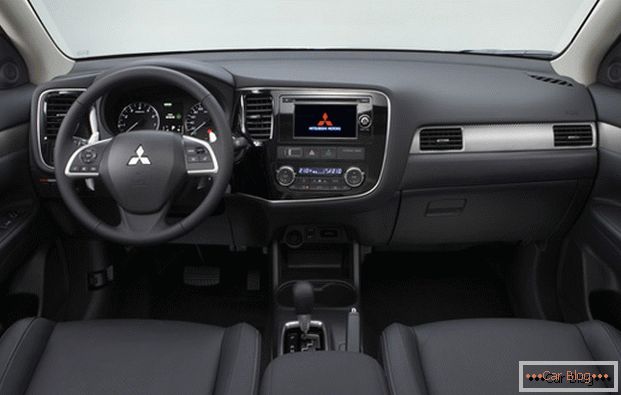 Az autóban belül a Mitsubishi Outlander szinte semmiért nem panaszkodik