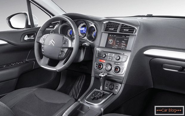 Kiváló minőségű anyagok és puha műanyag - ez a Citroen C4 autójának belseje
