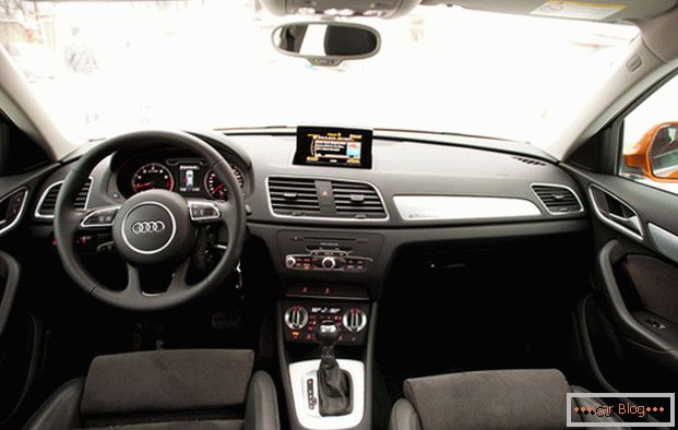 Audi Q3 autó: салон