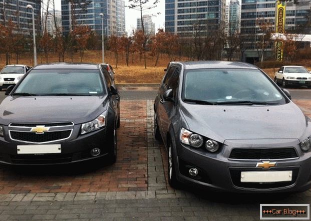 Autók a Chevrolet Aveo és a Chevrolet Cruze hátsó hátsó ülésén - mit válasszunk?